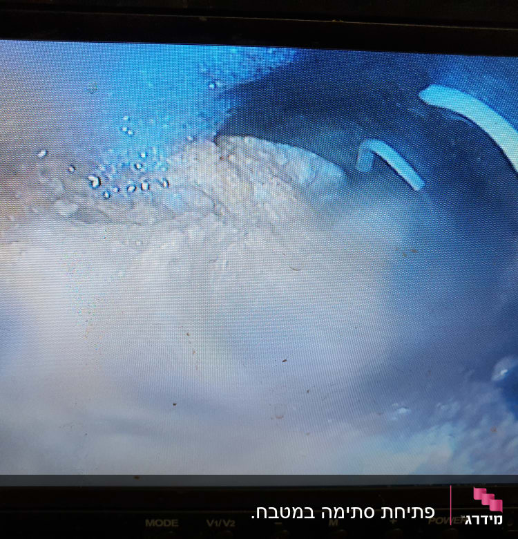 צילום מתוך מצלמת ביוב עם מים ובועות